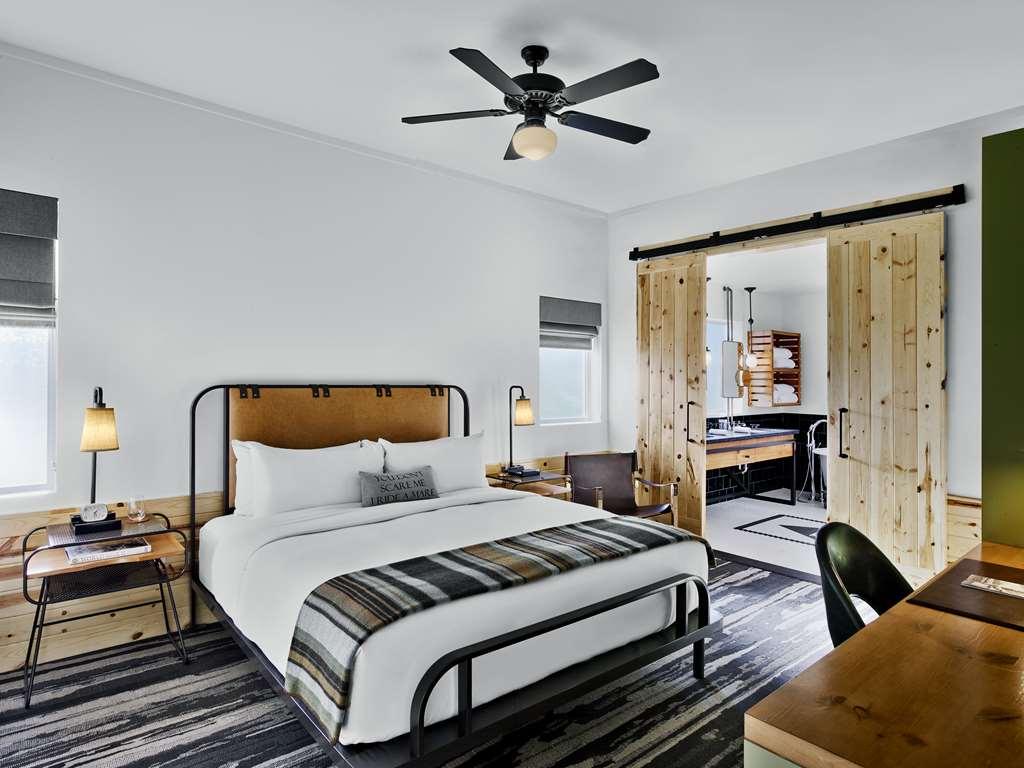 Cavalry Court, By Valencia Hotel Collection College Station Room photo