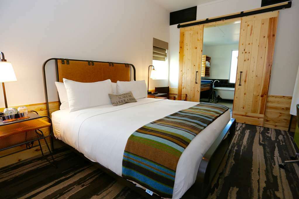 Cavalry Court, By Valencia Hotel Collection College Station Room photo